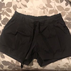 Black lululemon spring break away short- size 6